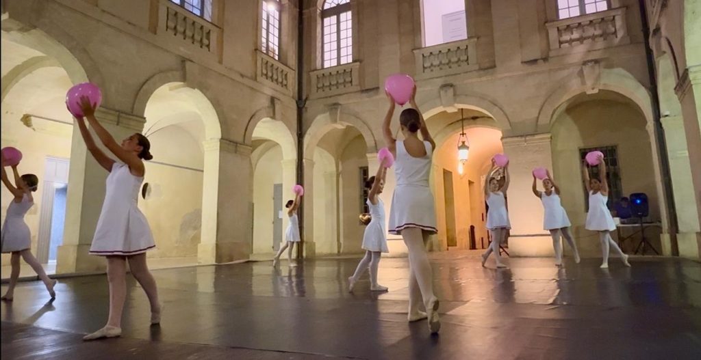 eternel féminin dans la cour de la mairie à uzes en juillet 2025